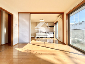 ���r���O ��14���̃��r���O��Ԃ́A�Ԏd�؂���˂Ń_�C�j���O�ƃ��r���O�ɋ�Ԃ��d�؂邱�Ƃ��\�ł���
�����i2025�N12���j�B�e